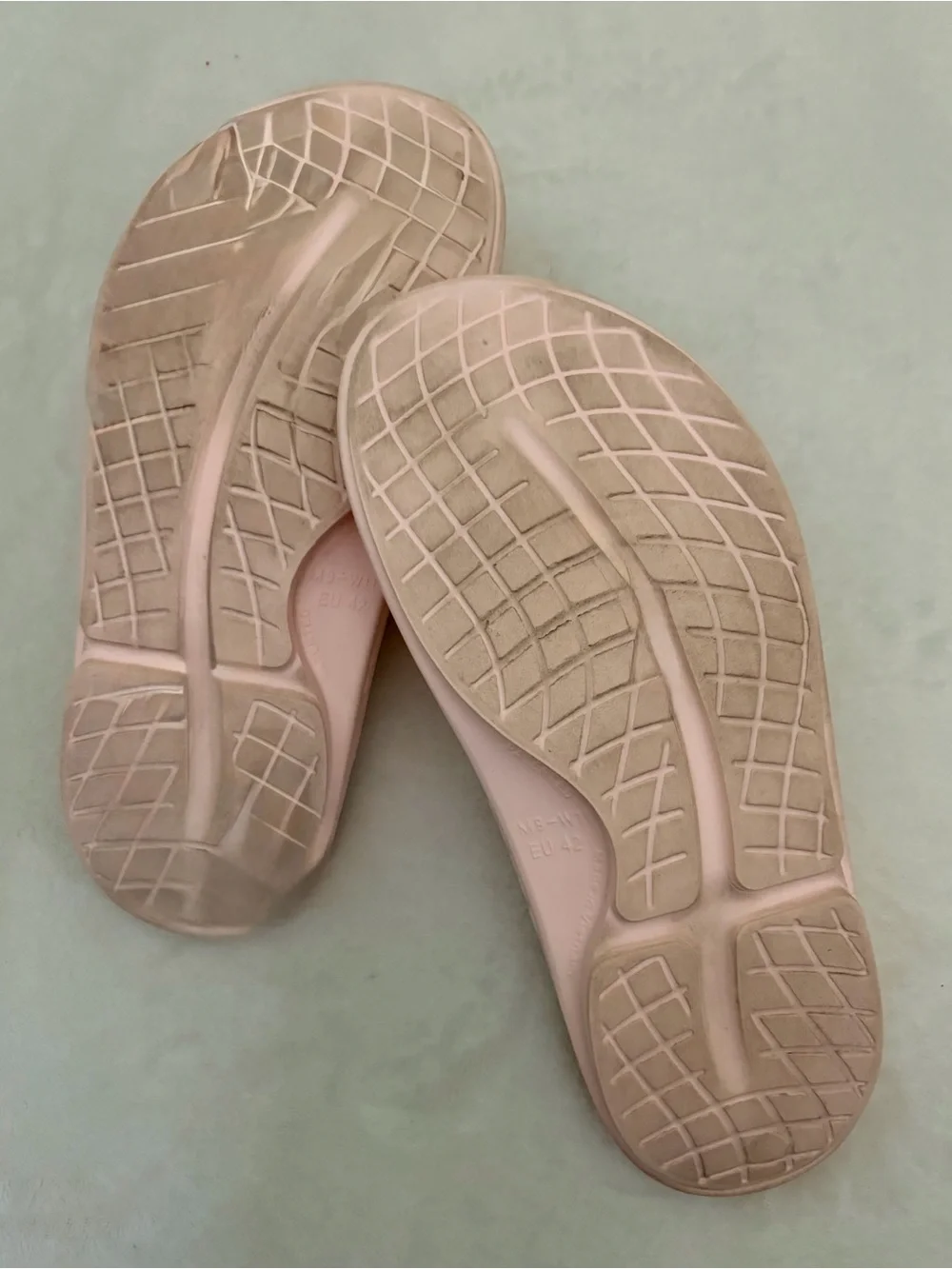 OOFOS Women’s Slide Sandals in Light Pink